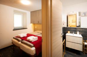een slaapkamer met een bed met handdoeken erop bij Appartamento Dragorosa Livigno in Livigno