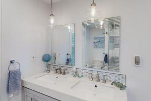 een badkamer met een wastafel en een spiegel bij The Master Shipwright in Annapolis