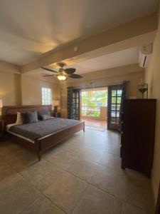 Ένα ή περισσότερα κρεβάτια σε δωμάτιο στο Placencia Pointe Townhomes #6
