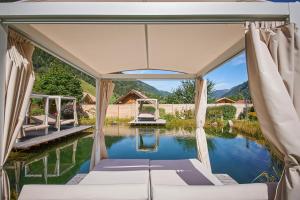 una vista desde el interior de una casa con una piscina de agua en Hotel Römerhof, en Fusch an der Glocknerstrasse