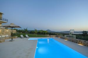 Basen w obiekcie Family & Golf VILLA LAGUNA TOWERS Gialova Navarino lub w pobliżu