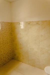 uma casa de banho com um chuveiro e um lavatório. em Linda Casa c Wi-Fi a 900m da Praia de Itatinga MA em Alcântara