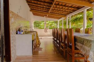 uma cozinha e sala de jantar com mesa e cadeiras em Linda Casa c Wi-Fi a 900m da Praia de Itatinga MA em Alcântara