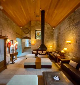 - un salon avec une cheminée dans un bâtiment dans l'établissement Hotel de Charme Quinta do Pinheiro, à Freamunde