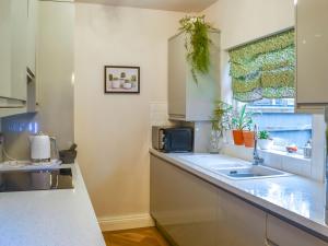 uma cozinha com um lavatório e uma janela em Nalas Cottage em Skegness
