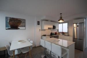 Kuchyň nebo kuchyňský kout v ubytování Apartment El Medano Sunset II