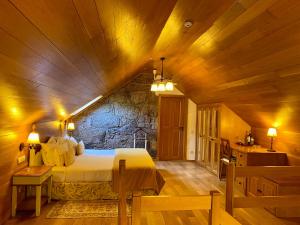 ein Schlafzimmer mit einem großen Bett in einem Zimmer in der Unterkunft Hotel de Charme Quinta do Pinheiro in Freamunde