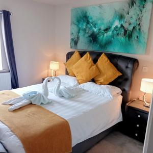 Un dormitorio con una cama con cisnes. en Glorious Duplex Holiday Apartment By The Sea en Bognor Regis
