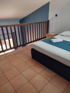 聖吉爾萊班的住宿－MARINA , 2mn à PIEDS PLAGE BOUCAN CANOT，一间卧室设有一张床和一个阳台