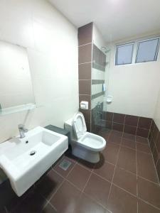 La salle de bains est pourvue d'un lavabo blanc et de toilettes. dans l'établissement Condo @ Bukit Indah/ Legoland/ Eco Botanic 6 pax, à Gelang Patah