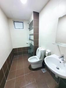 een badkamer met een toilet en een wastafel bij Condo @ Bukit Indah/ Legoland/ Eco Botanic 6 pax in Gelang Patah