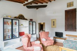 a living room with two chairs and a tv at Agriturismo Albergotti in Arezzo