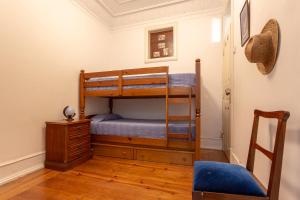 1 Schlafzimmer mit 2 Etagenbetten und einem Stuhl in der Unterkunft The Bleu Lisbon Flat in Lissabon