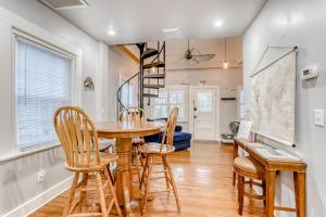 - une salle à manger avec une table et des chaises en bois dans l'établissement Quaint Modern Downtown Cottage, à Saint Augustine