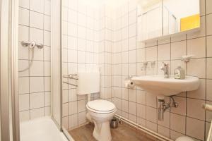 Koupelna v ubytování Pension Altes Zollhaus + 37 fotografií