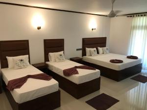 Postel nebo postele na pokoji v ubytování Lemazone Inn