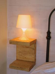 モリアーノにあるLuxe Chalet Sereno-Stunning Vieuw!のベッド横の木棚灯