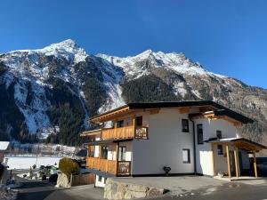 Vista generica sulle montagne o vista sulle montagne dall'interno dell'appartamento
