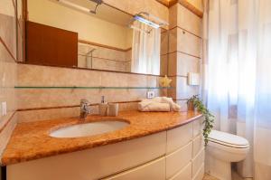 Residenza Dalia&Lea في فيرونا: حمام مع حوض ومرحاض