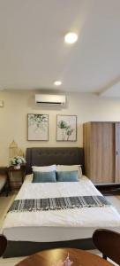 Un pat sau paturi într-o cameră la TimurBay Residence 2Bedroom with Seaview 6pax Level10 Kuantan