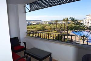 Una habitación con balcón con vista al mar. en Apartamento Atlantico, en Sucina