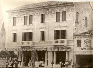 ein altes Schwarz-Weiß-Foto eines Gebäudes in der Unterkunft Albergo Ristorante Leon d'Oro in Noventa di Piave
