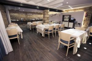 Ein Restaurant oder anderes Speiselokal in der Unterkunft Hotel Restaurante Masía la Torre 