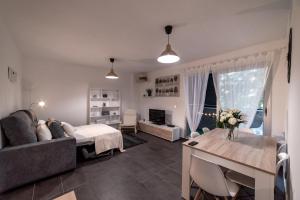 a living room with a couch and a table at Luxurious Nordic Style Apartment in Alhendín