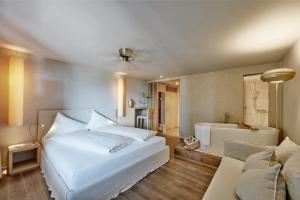 Letto o letti in una camera di Sonne Seehotel