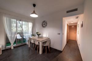 a dining room with a table and chairs and a window at Luxurious Nordic Style Apartment in Alhendín