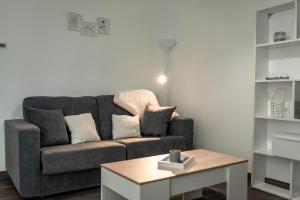 พื้นที่นั่งเล่นของ Luxurious Nordic Style Apartment