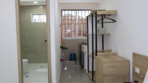 リオアチャにあるD'Rio Aparta estudiosのバスルーム(シャワー、トイレ付)が備わります。