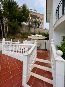 Balkon lub taras w obiekcie lux 2 kmr app Stella Blanca met zwembaden airco en zeezicht