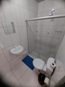 Baño pequeño con aseo y lavamanos en Suítes good trip itacare en Itacaré