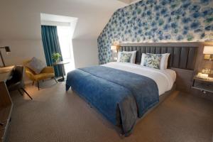 Tempat tidur dalam kamar di Kilkenny Ormonde Hotel