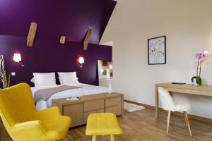 A bed or beds in a room at Logis Hôtel Restaurant Auberge de la Tour