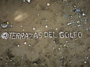 Una foto de la palabra "El Salvador" escrita en la arena en Terrazas del Golfo, en La Palma