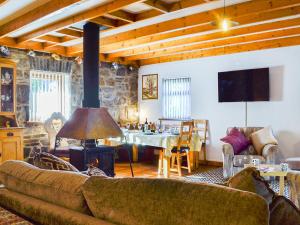 a living room with a couch and a table at Swn Y Nant in Pontrhydfendigaid