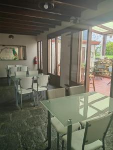 un grupo de mesas y sillas en una habitación en Hotel Casa Tago, en Alajuela 37 fotos más