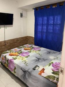 ein Bett mit Blumen auf einem Zimmer in der Unterkunft Posada Cartagena Histórica in Cartagena de Indias