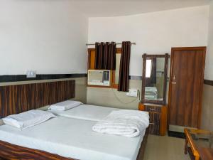 Tempat tidur dalam kamar di Goverdhan Hotel - Close to Railway Station and Bus Stand
