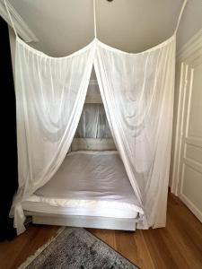 Postel nebo postele na pokoji v ubytování Waterfront Historical Mansion at Prince Islands, Istanbul