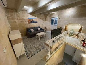 an overhead view of a living room with a couch at Valletta Home -Dar il-Kavallier Jacques de Quiqueran in Valletta