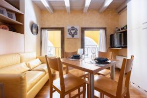 een woonkamer met een tafel en een bank bij Residence dei Frutti in pieno centro - Il Gelso in Padua