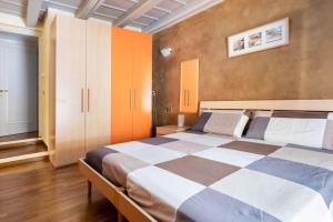 een slaapkamer met een groot bed in een kamer bij Residence dei Frutti in pieno centro - Il Gelso in Padua