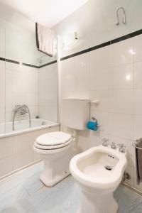 een witte badkamer met een toilet en een wastafel bij Residence dei Frutti in pieno centro - Il Gelso in Padua