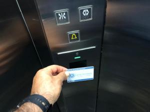 una persona está insertando una tarjeta de crédito en un ascensor en Apartamentos Claudia María, en Barbosa