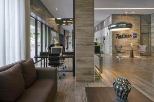 Uma área de estar em Radisson Blu Belo Horizonte Savassi