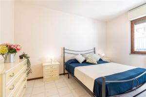 1 dormitorio con 1 cama, vestidor y ventana en Iris-Silvi Vacanza, en Silvi Marina