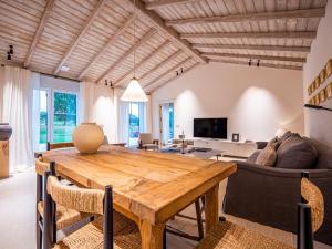 een keuken en een woonkamer met een houten tafel bij Casa do Gaiteiro 